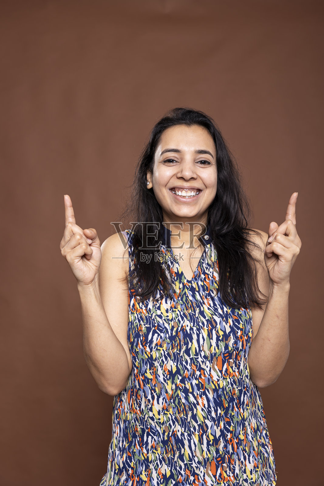 印度女性用食指向上指示照片摄影图片