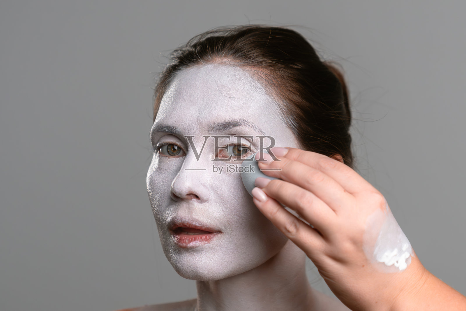 使用海绵工具涂抹白色化妆底霜照片摄影图片