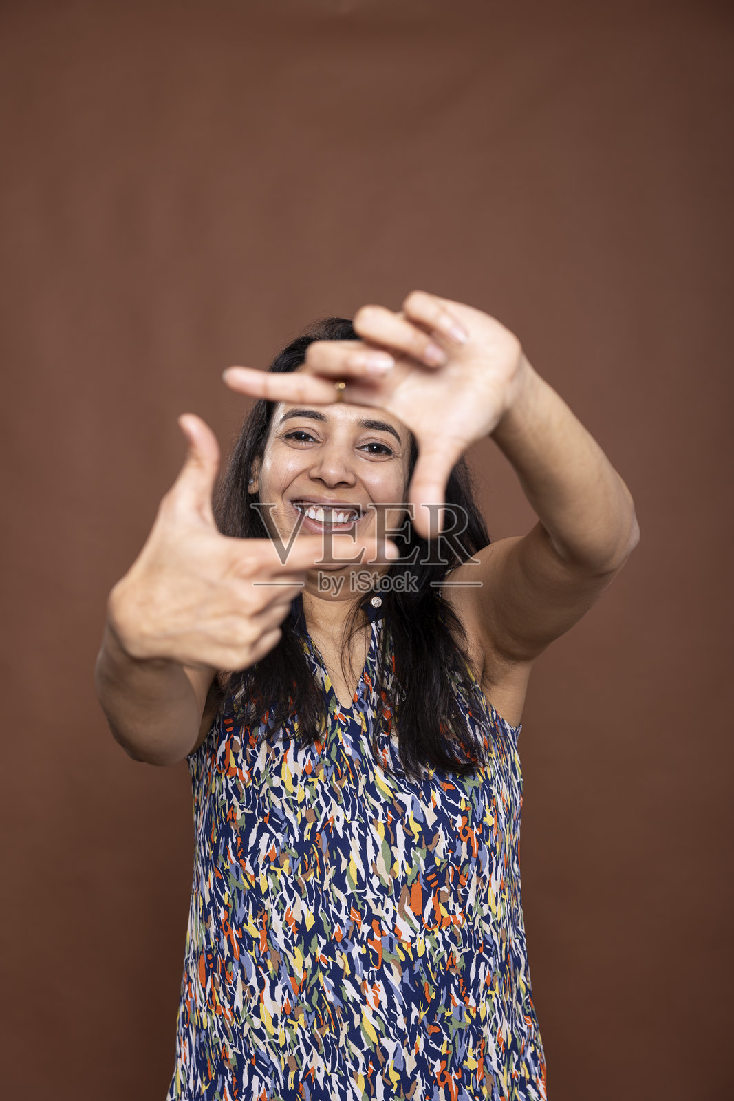 快乐的女士做手框手势照片摄影图片