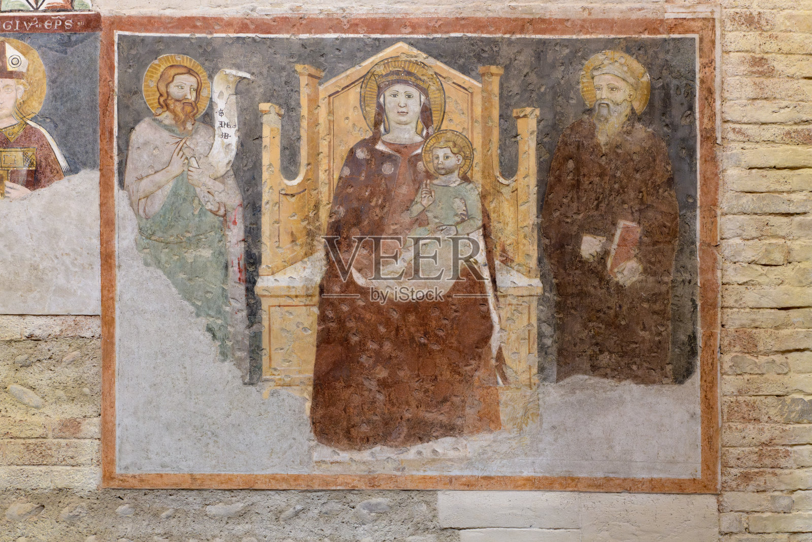 维罗纳圣约翰洗者教堂中 nave 的圣母与圣婴及圣人的壁画。照片摄影图片