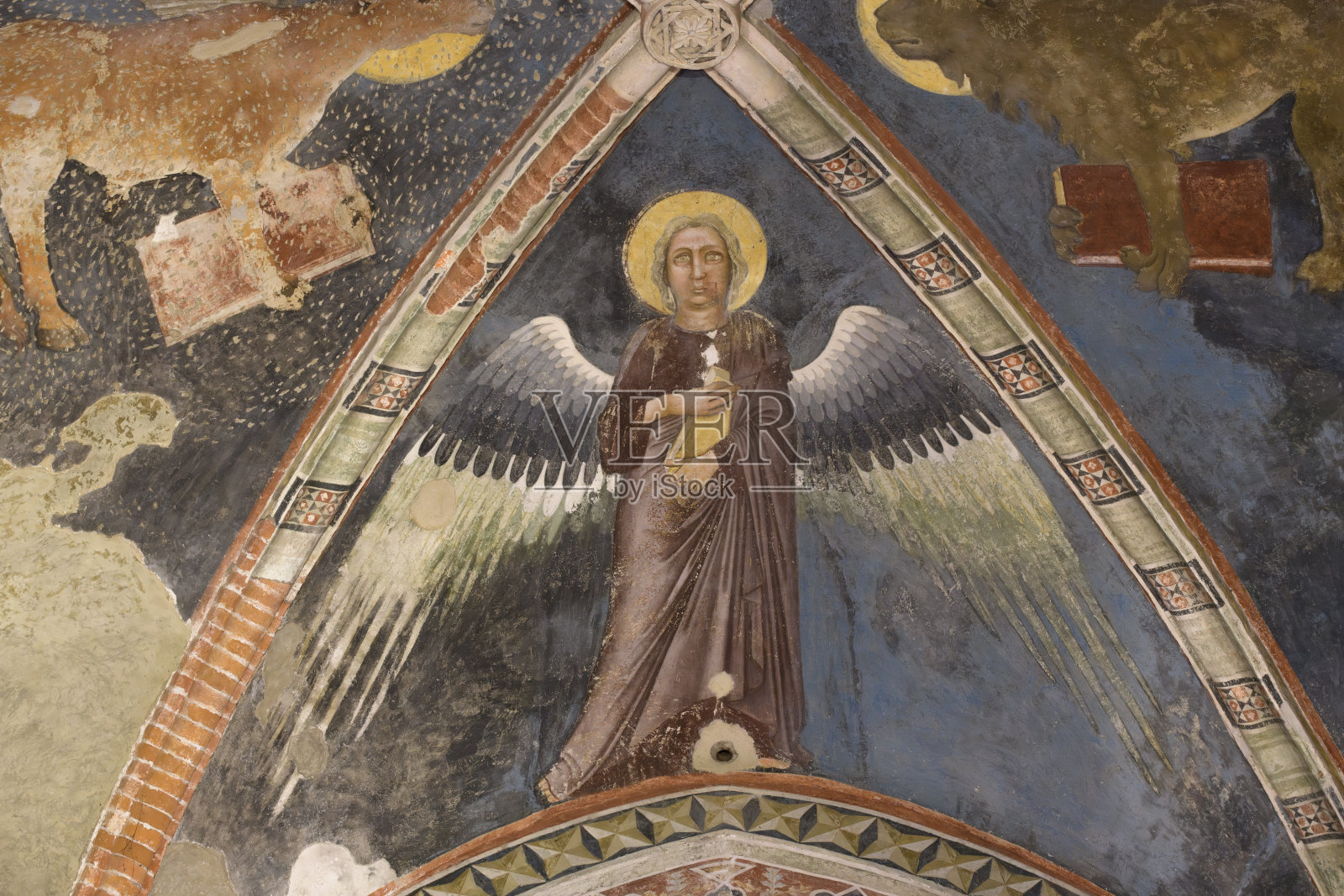 圣马太的天使壁画，属于意大利维罗纳圣费尔莫大教堂四位福音书作者系列，14世纪。照片摄影图片