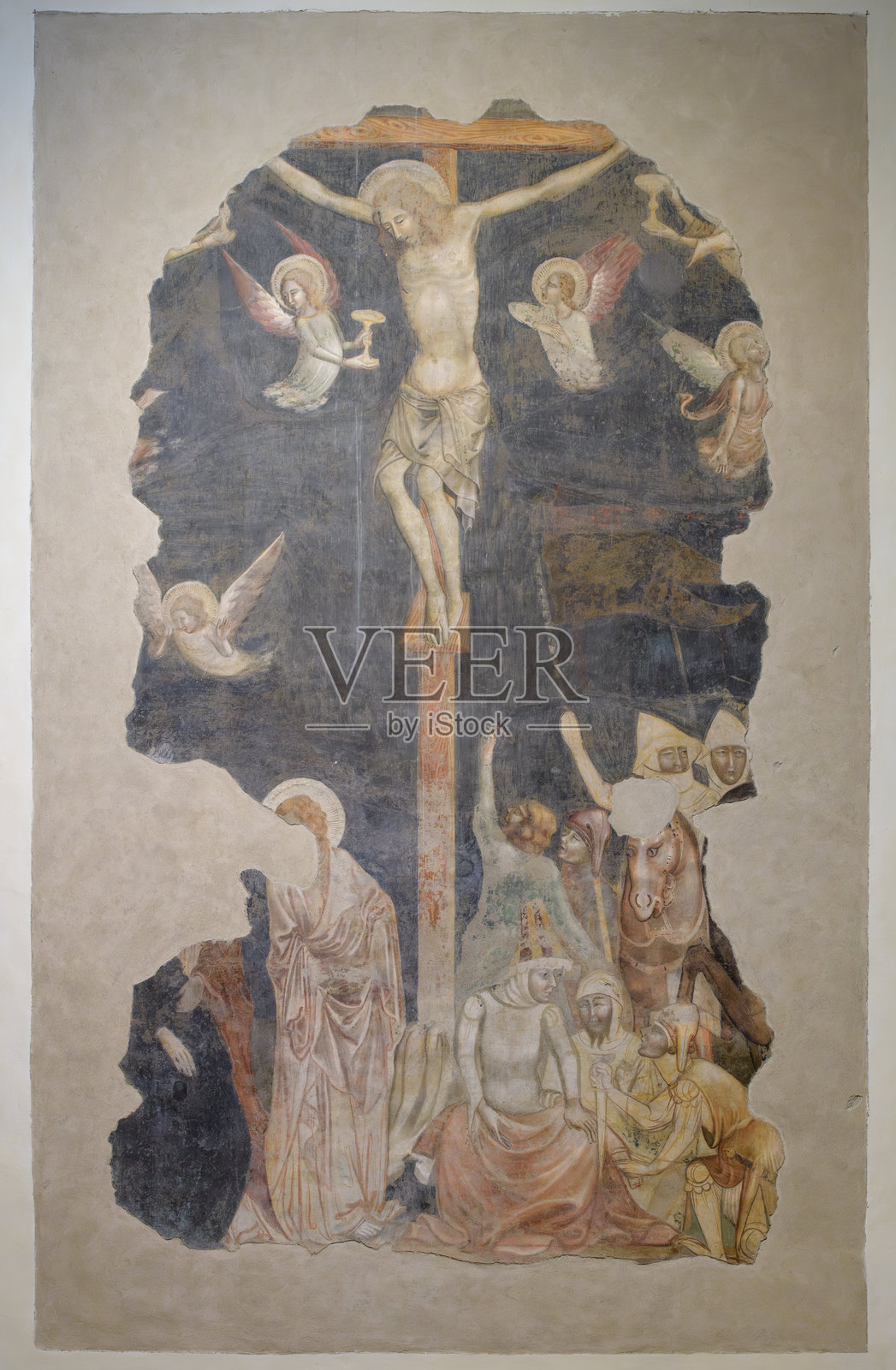 《十字架上的耶稣受难图》（1319-1333），描绘了天使、圣母玛利亚和士兵，灵感来自皮耶特罗·洛伦泽蒂，位于意大利佩鲁贾的圣米歇尔大天使教堂。照片摄影图片