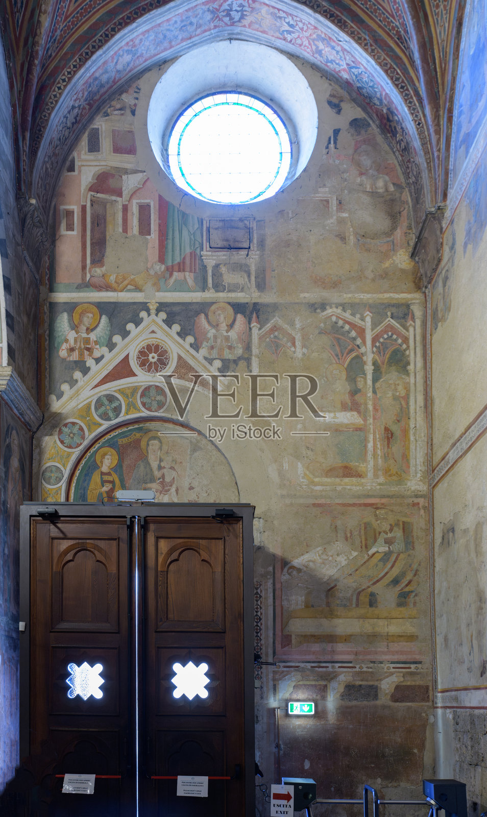 意大利托斯卡纳圣吉米尼亚诺的圣洛伦佐教堂入口处的壁画。照片摄影图片