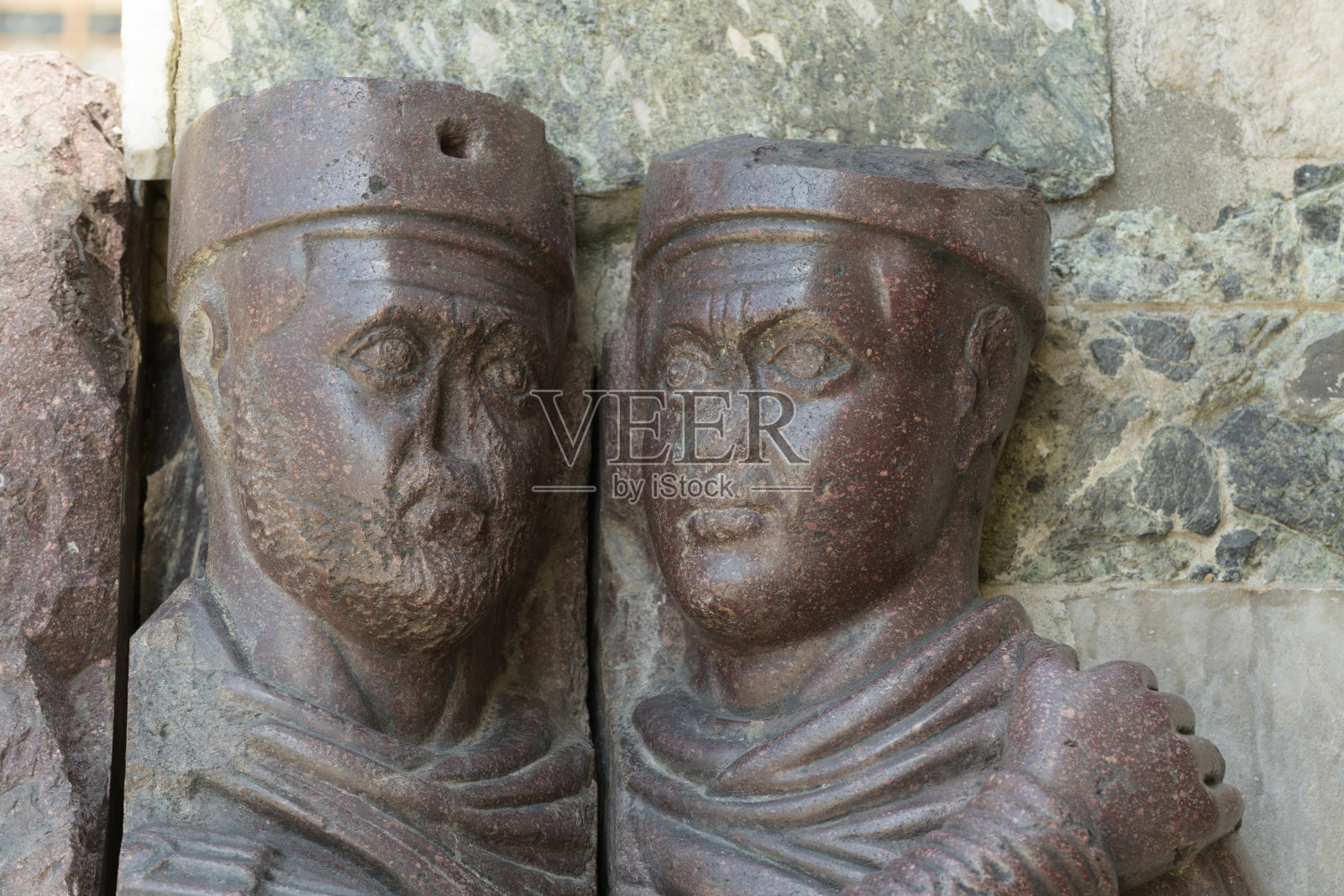 四位四分之一统治者的细节，雕刻于红色辉绿岩，嵌入意大利威尼斯的圣马可大教堂。照片摄影图片