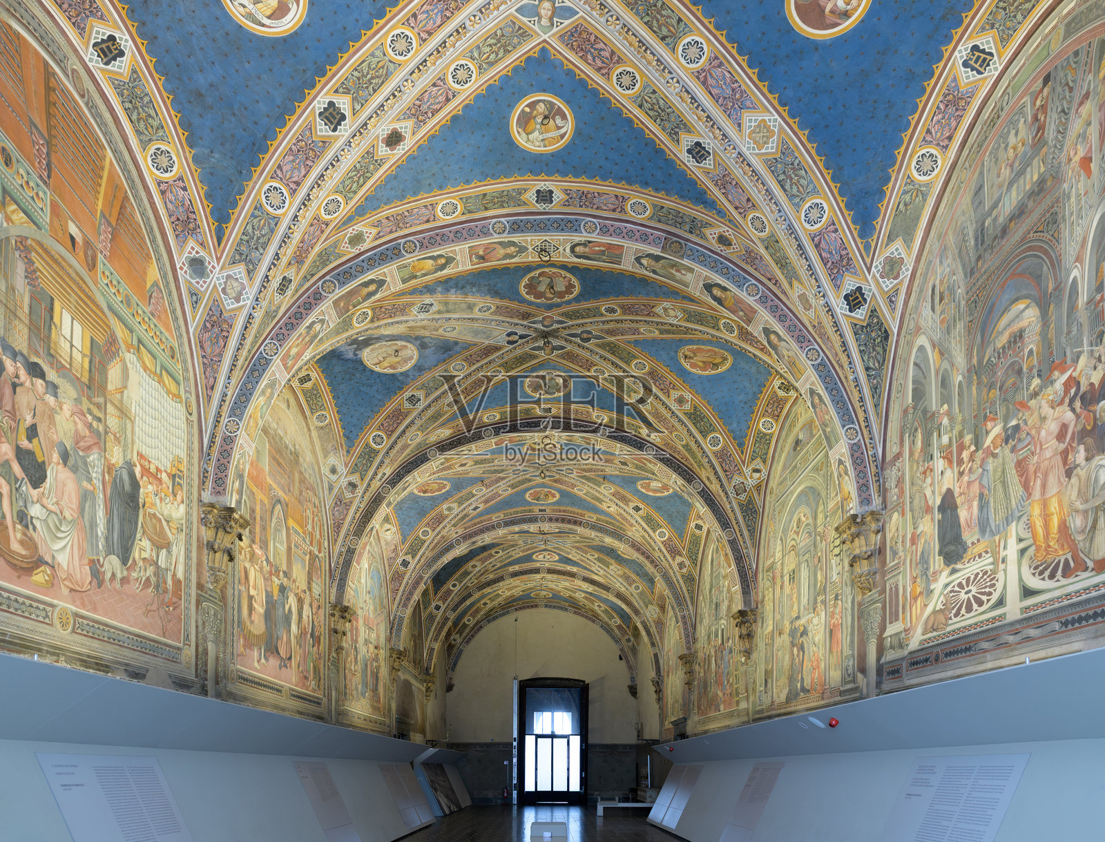 15世纪意大利锡耶纳圣玛丽亚德拉斯卡拉朝圣者大厅（Pellegrinaio）的壁画天花板和墙壁。照片摄影图片