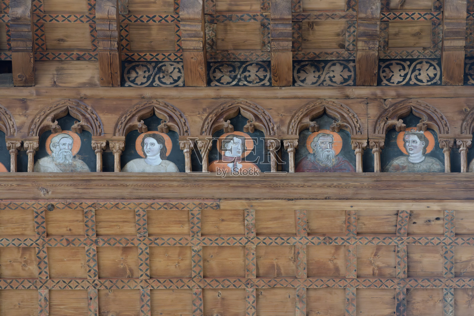 14世纪意大利维罗纳圣费尔莫大教堂上教堂的木质天花板细节，绘有圣人。照片摄影图片