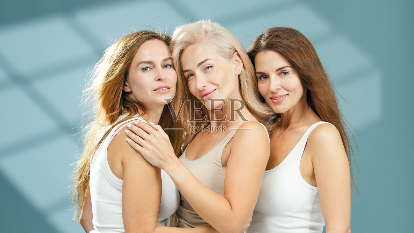 三位微笑的长发女性，展现自然美和光滑的肌肤照片摄影图片