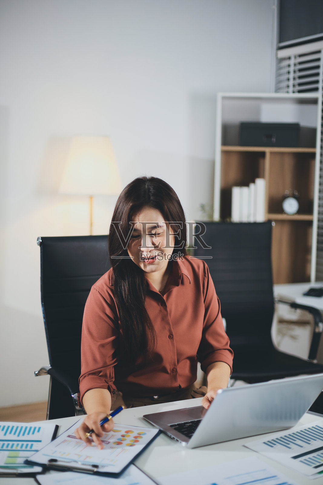 年轻的西班牙裔职业女性在办公室的肖像。快乐的女性公司高管，微笑的女商人企业家，企业领导者经理，手持平板电脑看向镜头。照片摄影图片