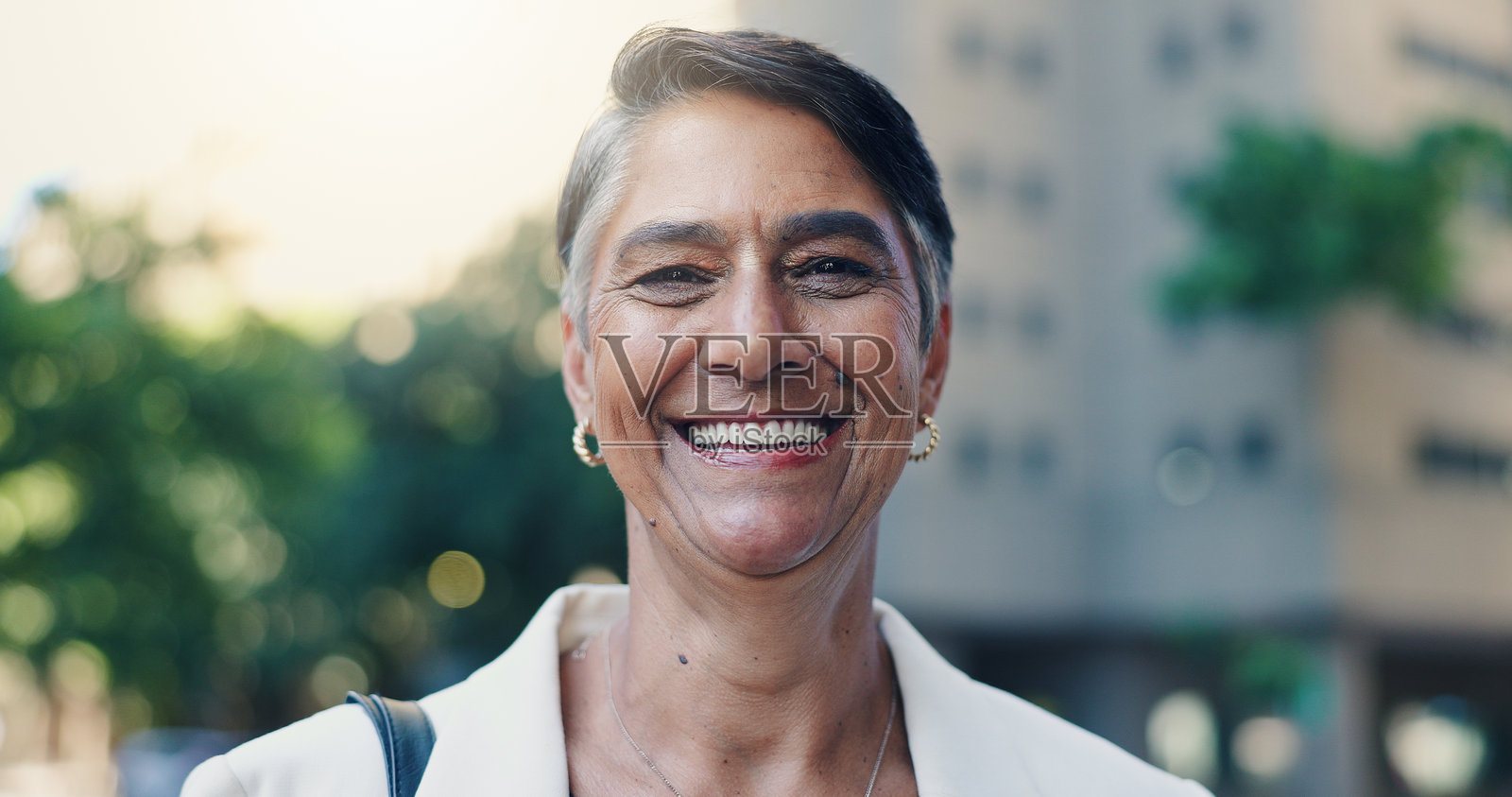城市中律师女性的肖像与微笑，正在街上通勤前往法庭进行法律代理。正义、法律与信任，成熟的律师在城市中户外旅行，作为顾问前往审判。照片摄影图片