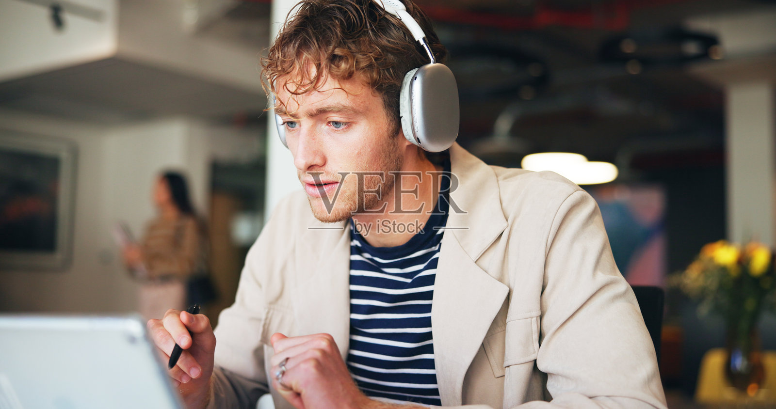 耳机、笔记本电脑和办公室里的商业人士进行网络研讨会，适用于在线发展或学习。计算机、流媒体和提升技能的视频，员工正在收听培训课程以进行工作指导。照片摄影图片