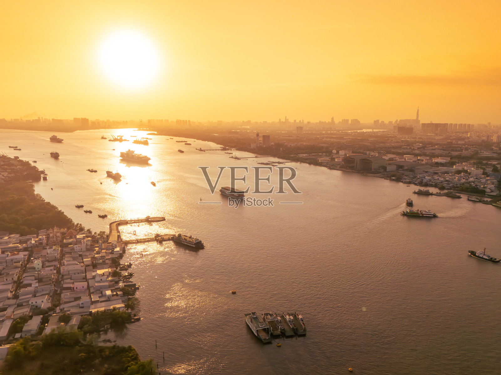 胡志明市越南重要的进出口港口——Cat Lai港的航拍日落景观，货船和集装箱一览无余。照片摄影图片