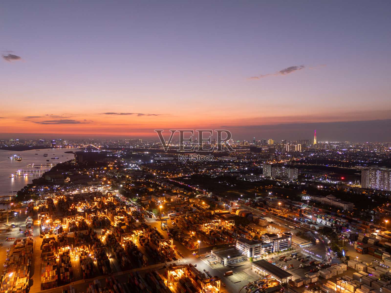 胡志明市越南重要的进出口港口，猫来港的航拍日落景观，货船和集装箱。照片摄影图片