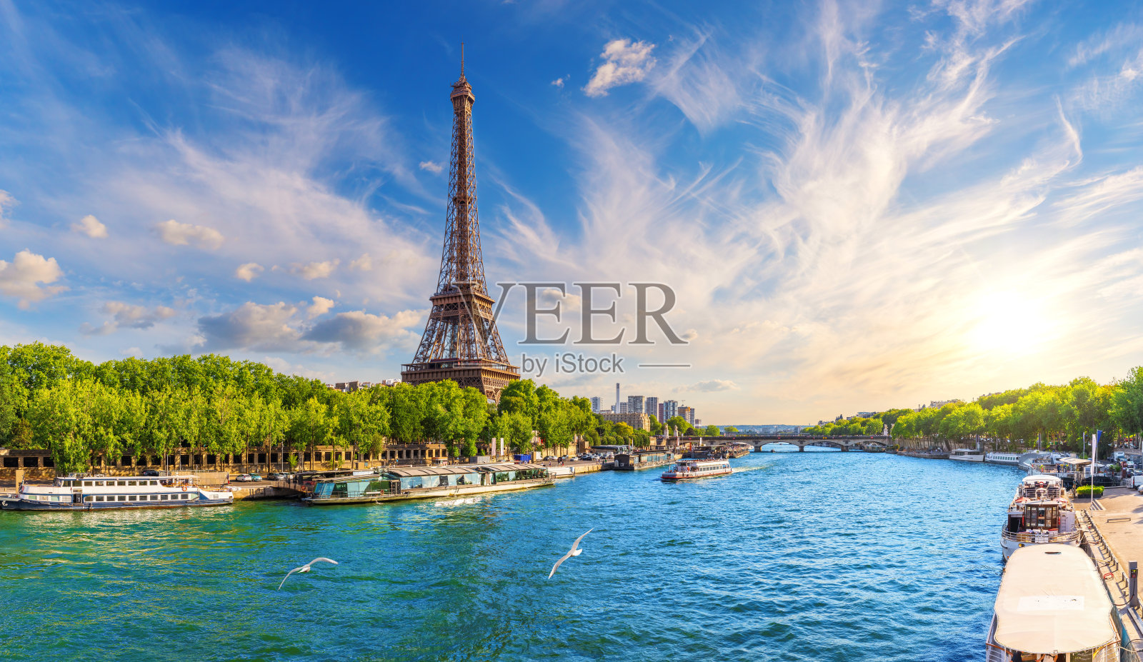 巴黎日落时分的全景，埃菲尔铁塔和塞纳河，法国照片摄影图片