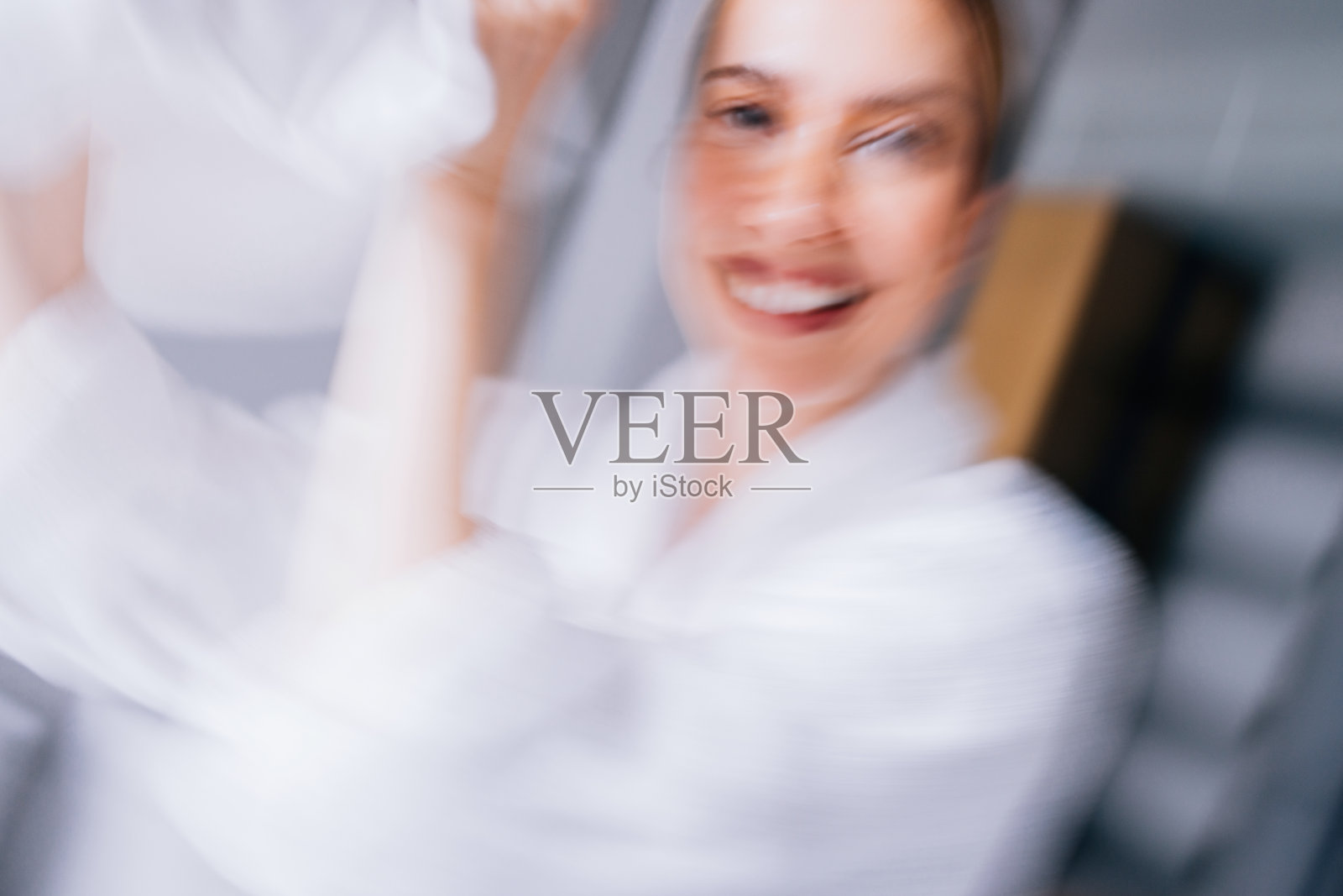 模糊的微笑女性肖像，背景为明亮的室内环境照片摄影图片