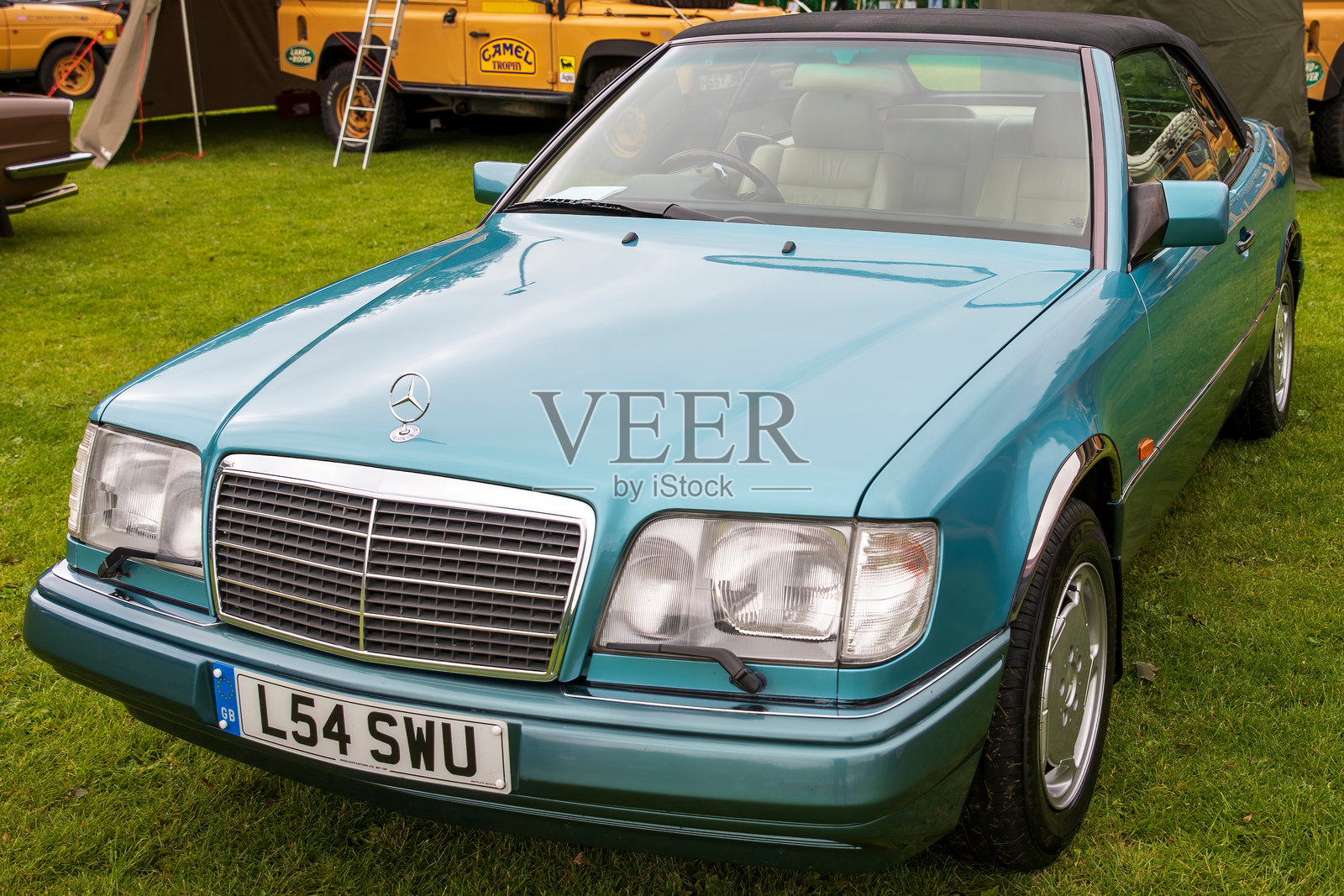 1994年梅赛德斯-奔驰E 320经典车。照片摄影图片