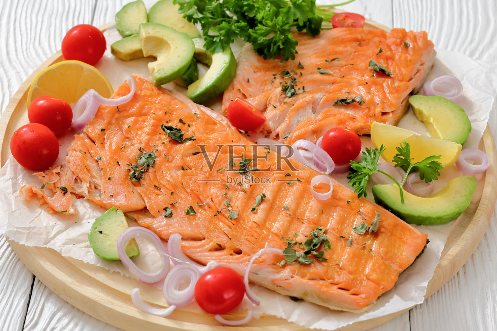 圆形木板上的烤三文鱼片照片摄影图片