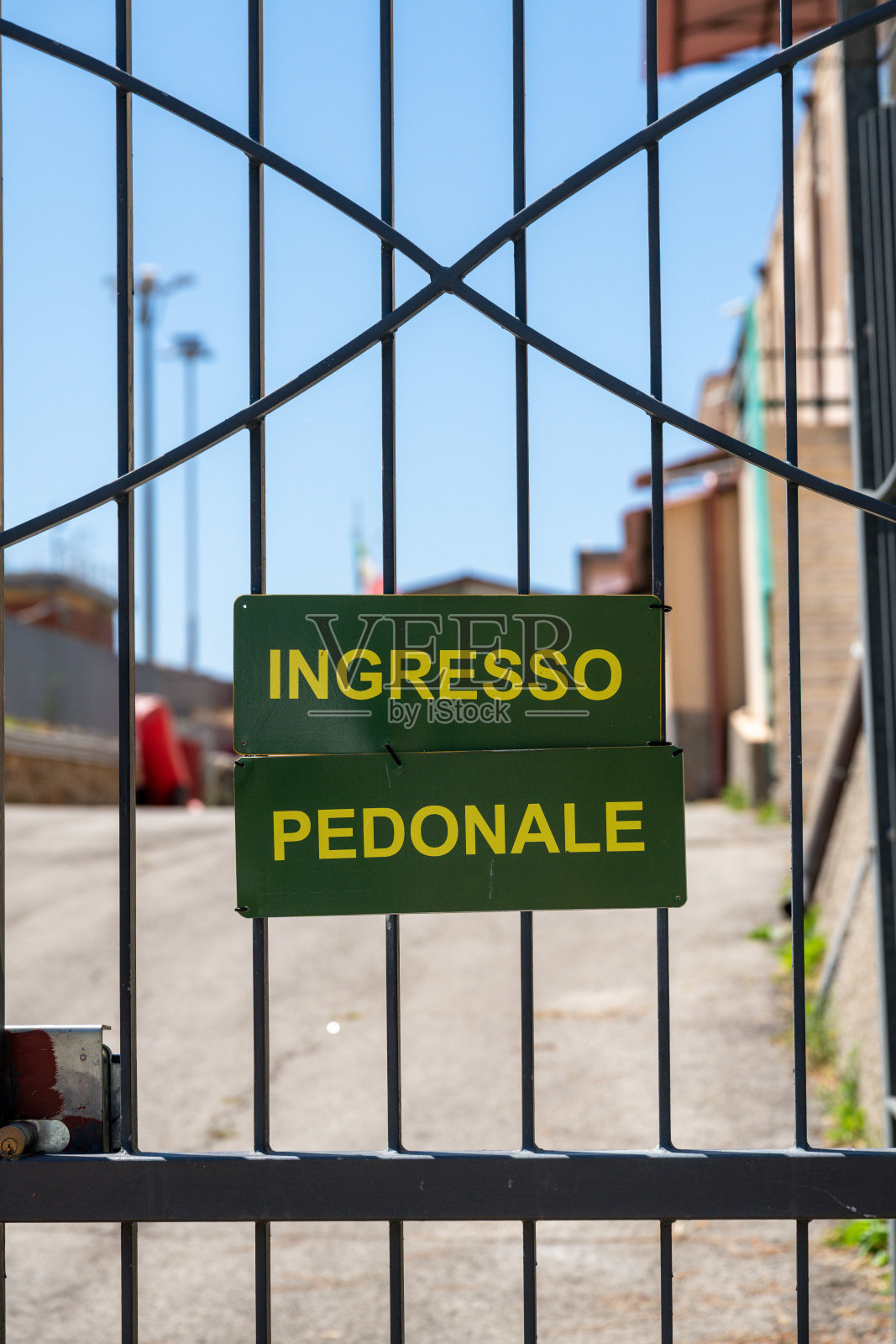 金属大门上的行人通行标志照片摄影图片