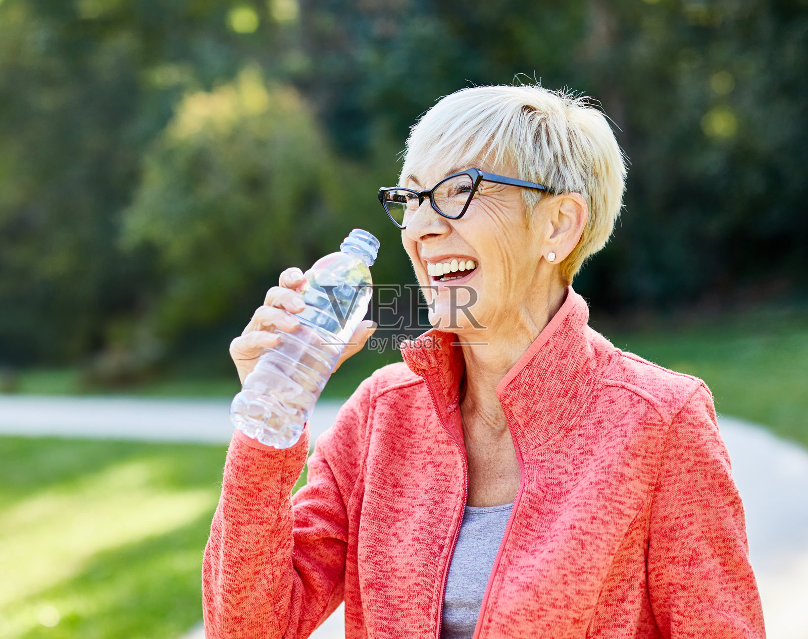 户外老年女性健身生活方式，积极运动，锻炼健康，退休后慢跑。照片摄影图片
