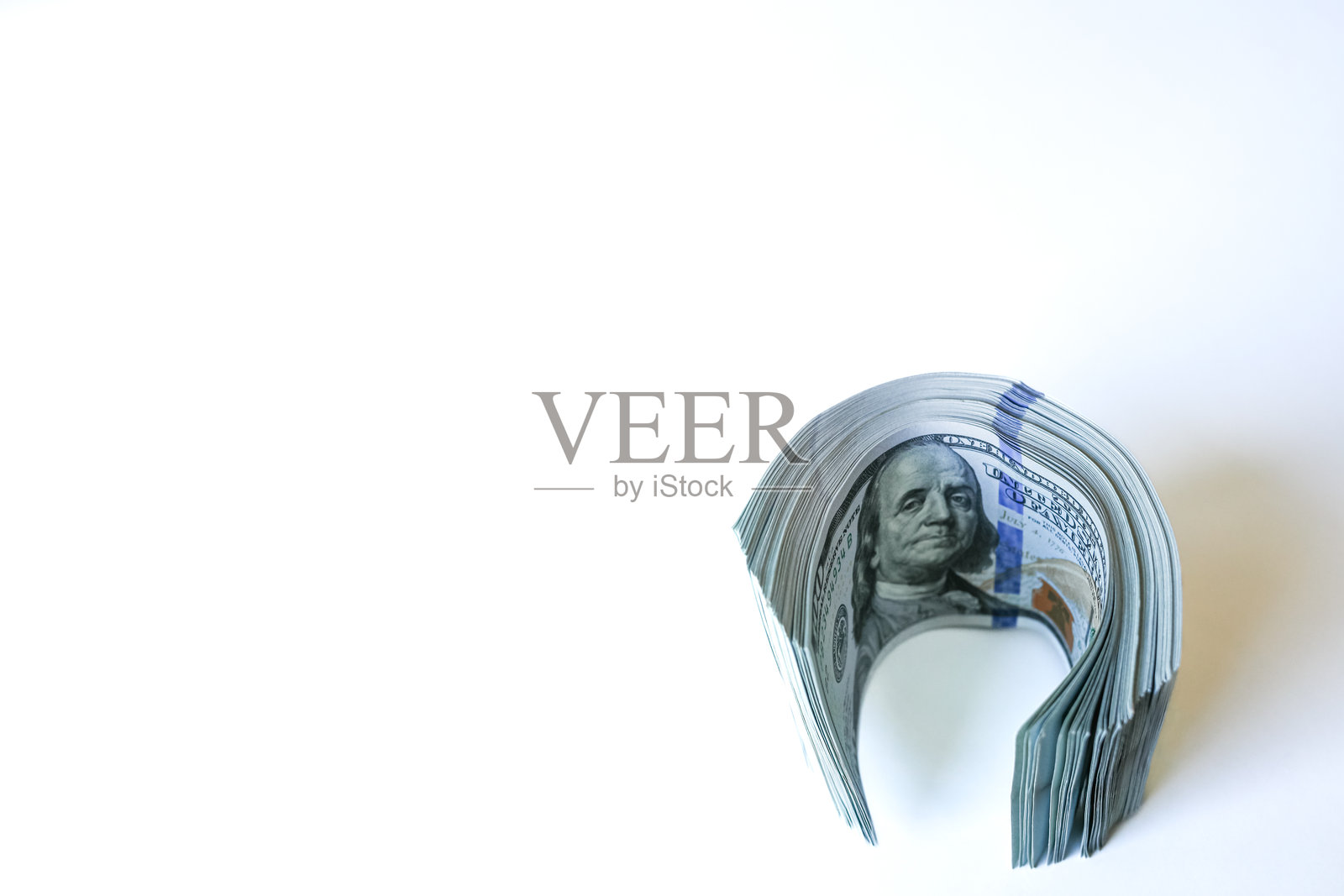 白色背景上的美金百元钞票，留有文字空间，象征着金钱、财富、金融、投资、房地产和银行业。照片摄影图片