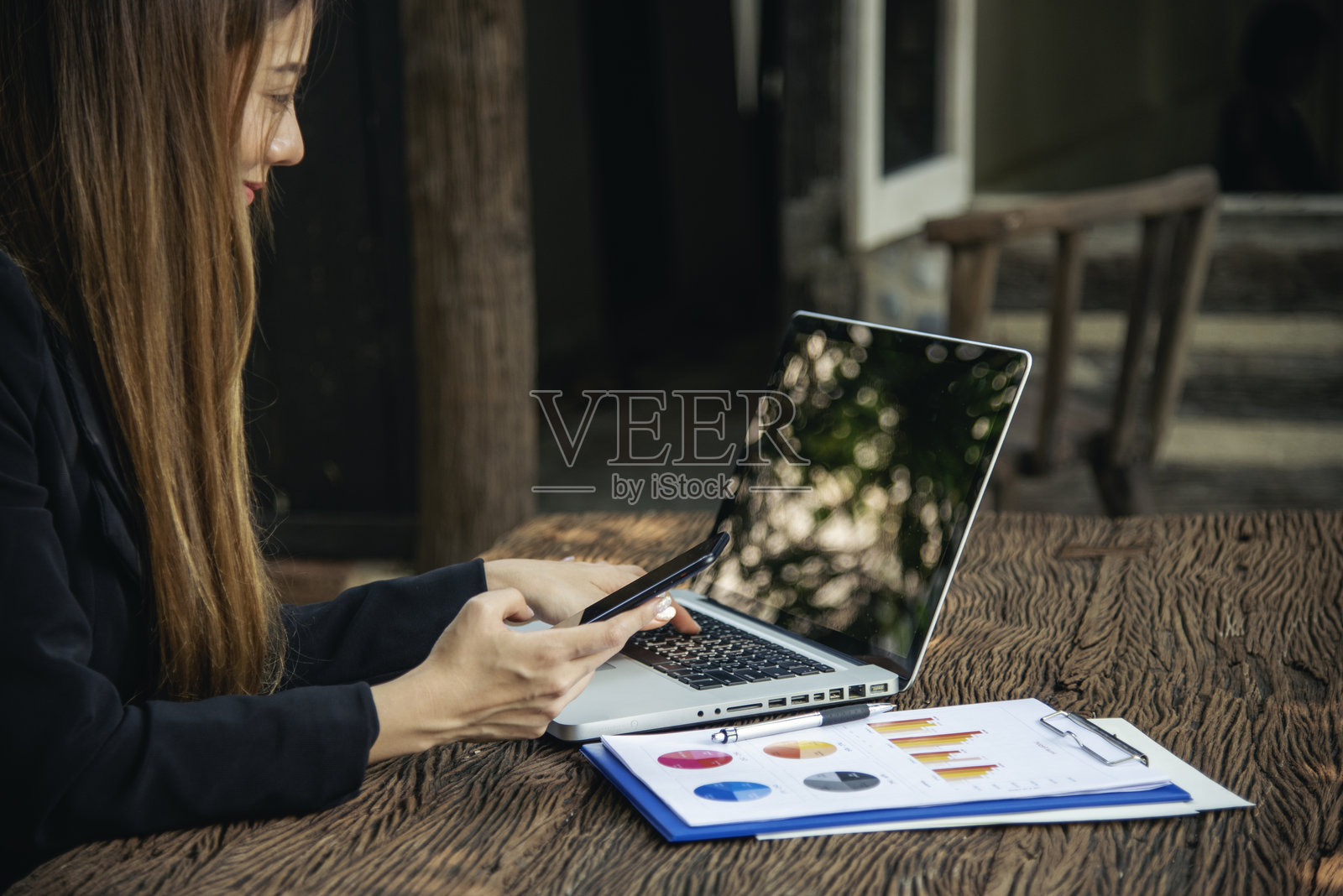 快乐的亚洲女性在家中办公室使用笔记本电脑参加在线会议。开心放松的亚洲女商人在家中办公室微笑着，笑着打字。照片摄影图片