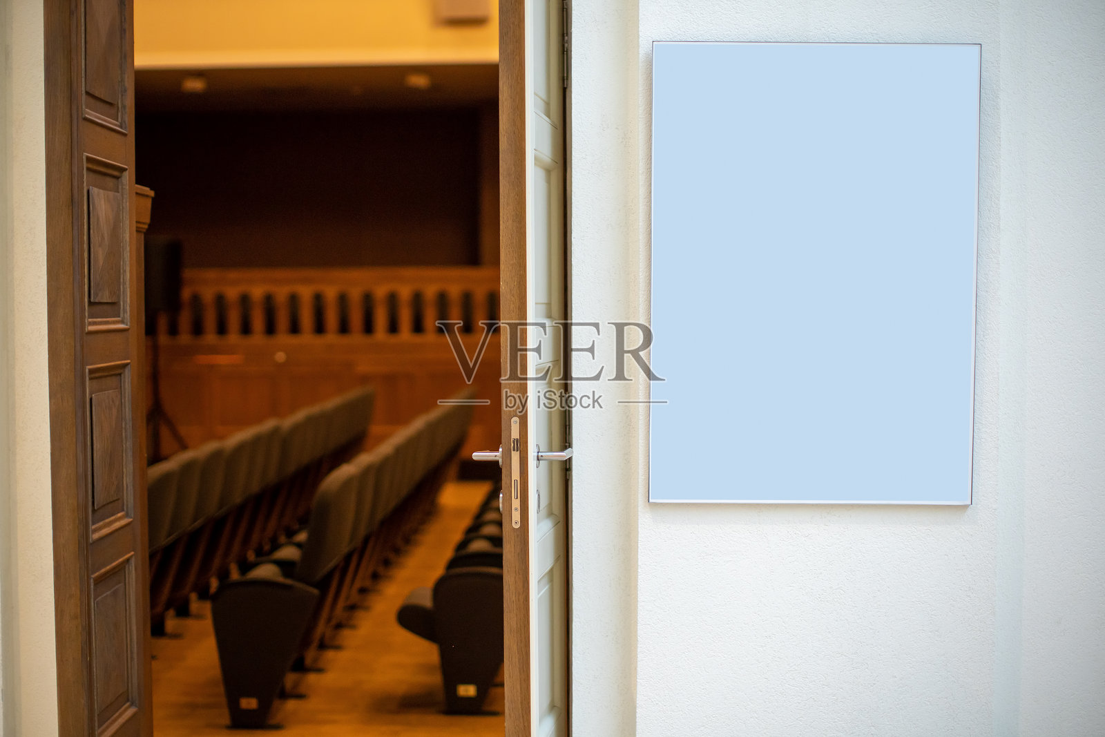 电影院入口，前面有空白的海报照片摄影图片