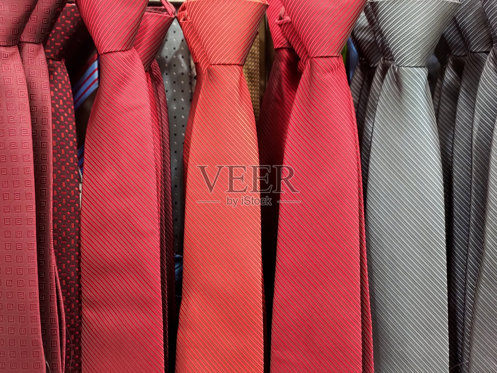 百货公司里挂着一套五颜六色的领带照片摄影图片