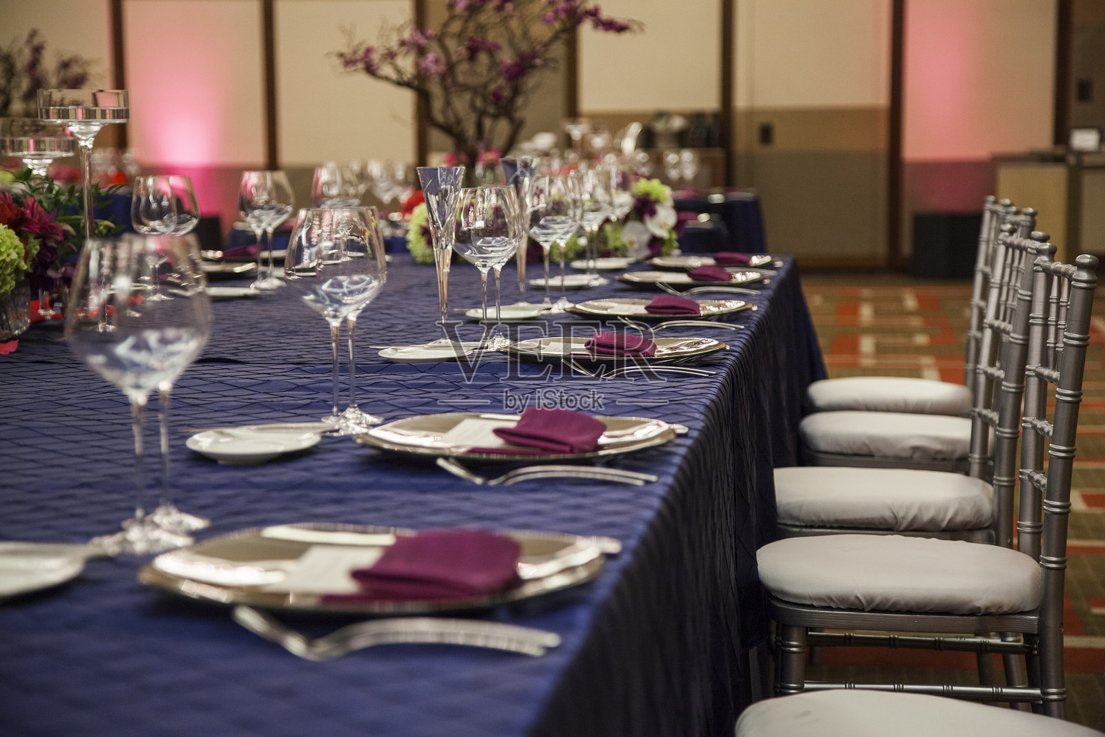 优雅的宴会布置，配有精致的餐饮、花卉装饰和柔和的灯光。照片摄影图片