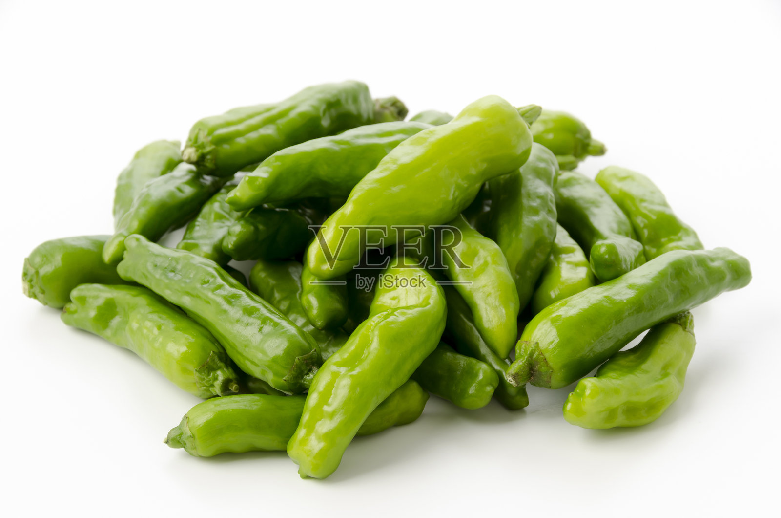 白色底色的青椒照片摄影图片