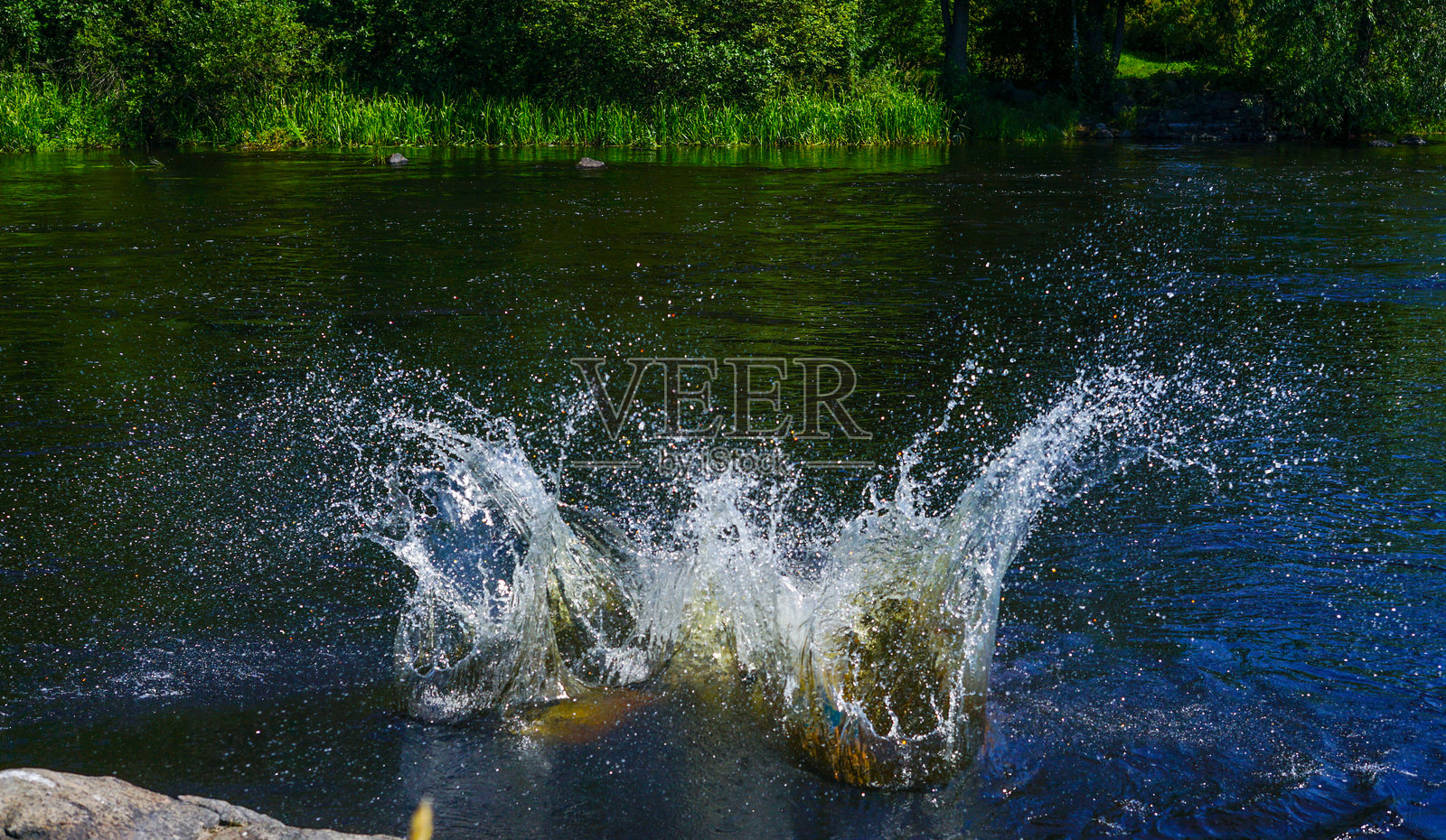 黑暗河流中的水花溅起照片摄影图片