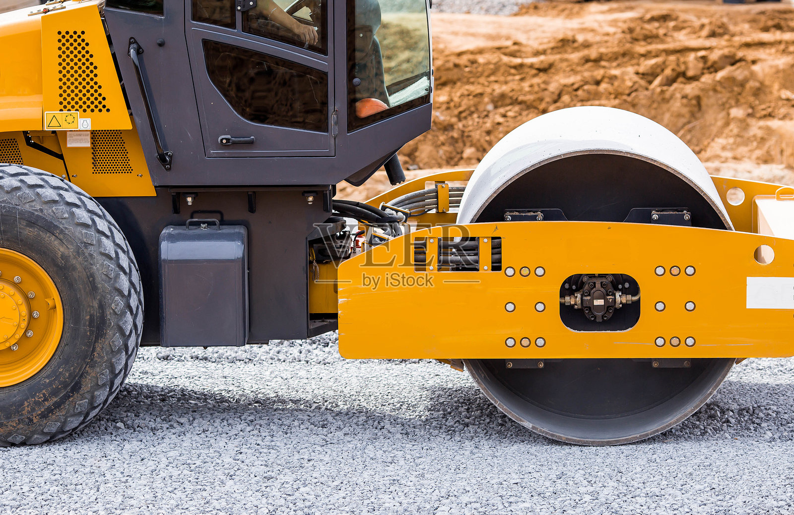 重型机械用于挖掘和园艺。建筑工地上压路机的特写。滑冰场正在清理碎石。道路建设。照片摄影图片