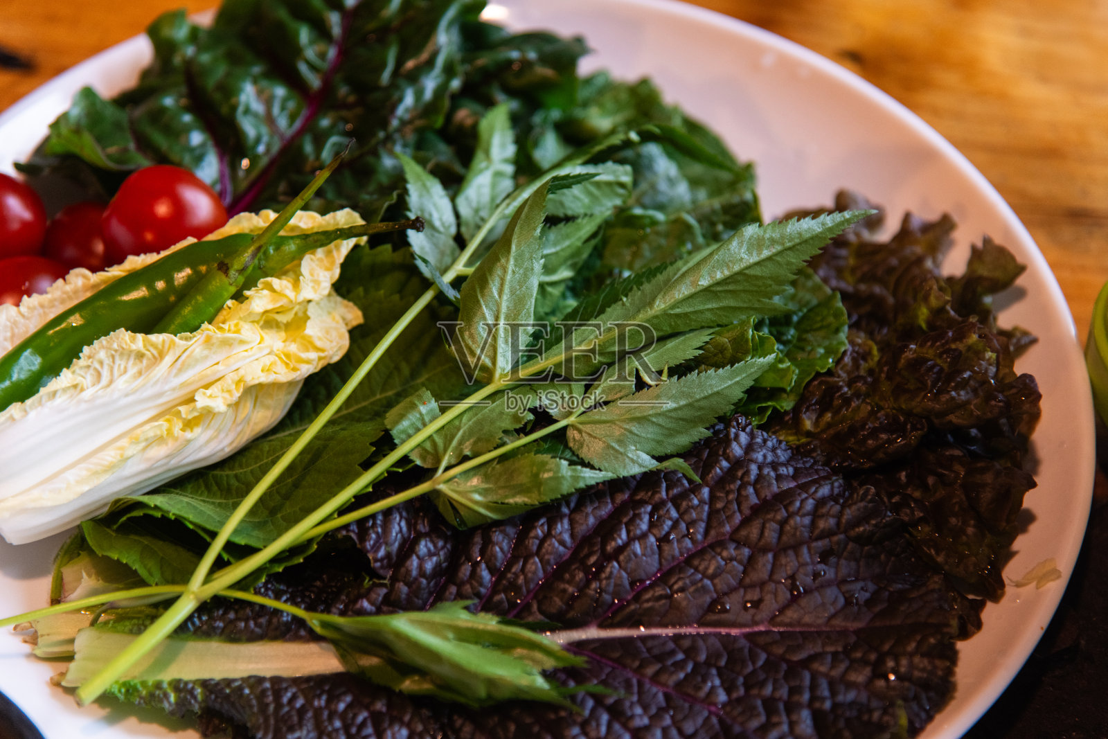 盘子上的各种新鲜蔬菜照片摄影图片