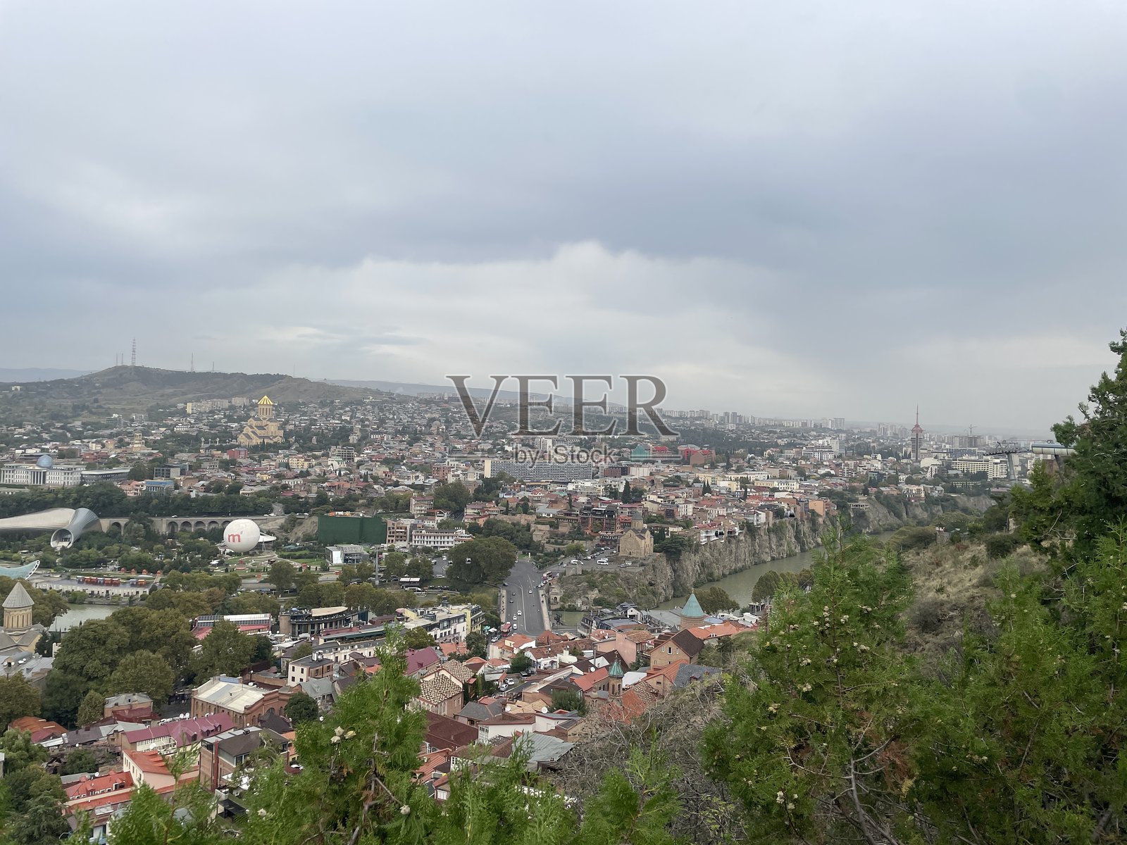 多云的第比利斯城市全景，带有大教堂。照片摄影图片