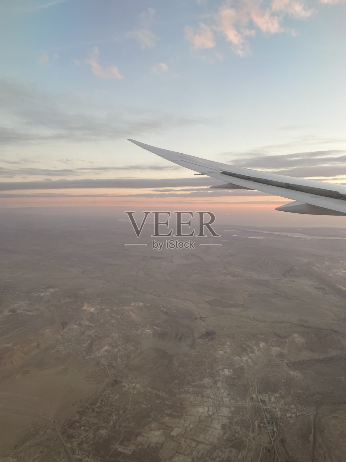 飞机机翼与沙漠日落照片摄影图片