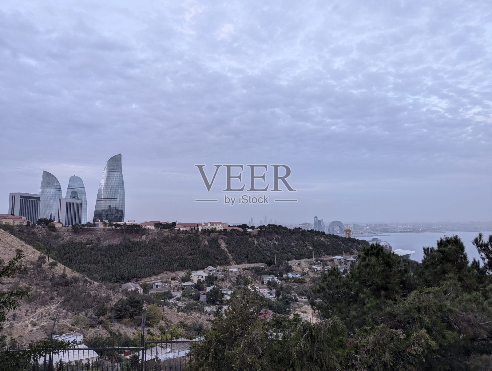 巴库的火焰塔与阴云密布的里海城市风景照片摄影图片