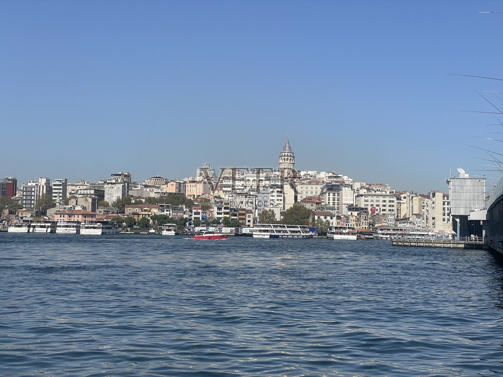 加拉塔塔和历史悠久的伊斯坦布尔海滨，俯瞰金角湾照片摄影图片