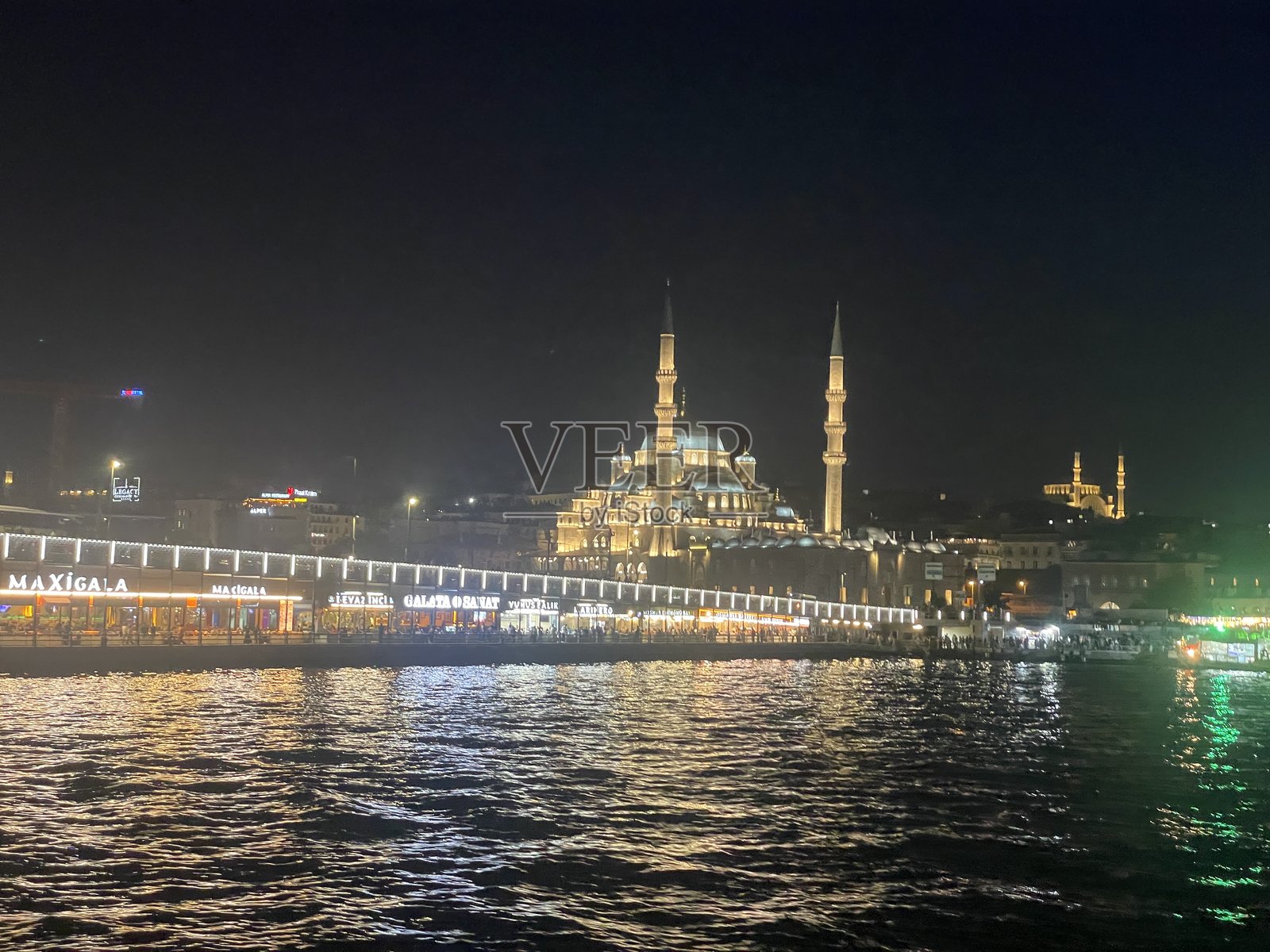 伊斯坦布尔之夜：新清真寺与金角湾的倒影照片摄影图片