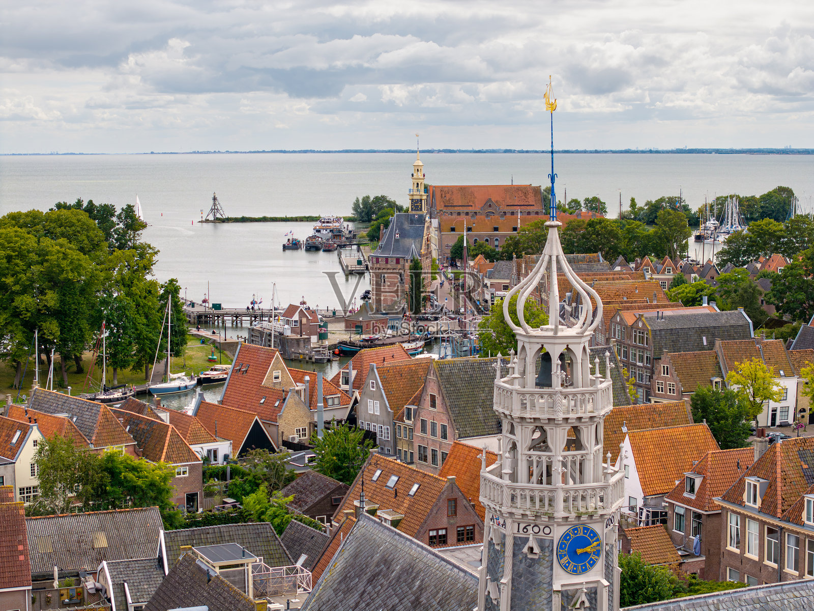 荷兰霍恩的钟楼俯瞰港口和屋顶照片摄影图片
