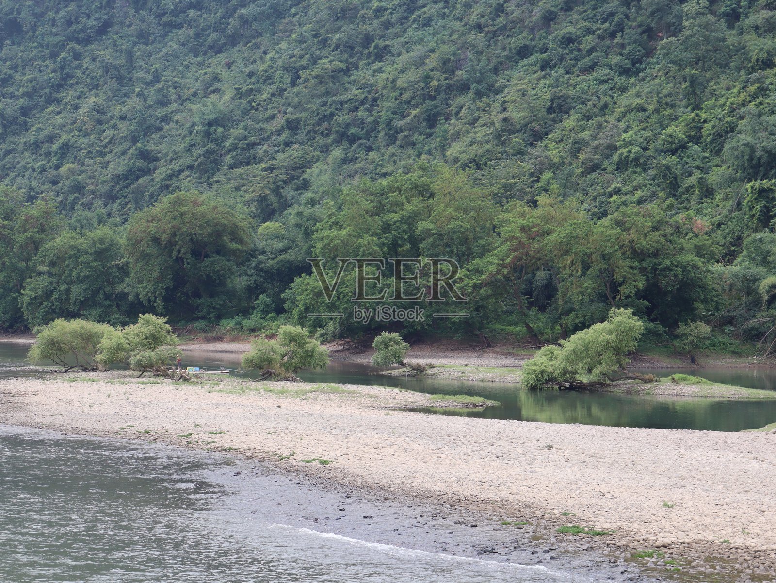 宁静的漓江蜿蜒穿过郁郁葱葱的喀斯特地貌，桂林，广西，中国照片摄影图片