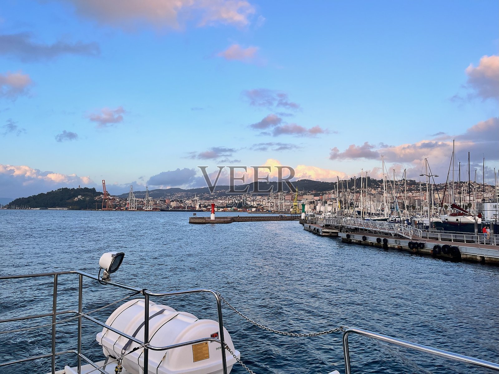 海滨城市港口和码头的全景视图照片摄影图片
