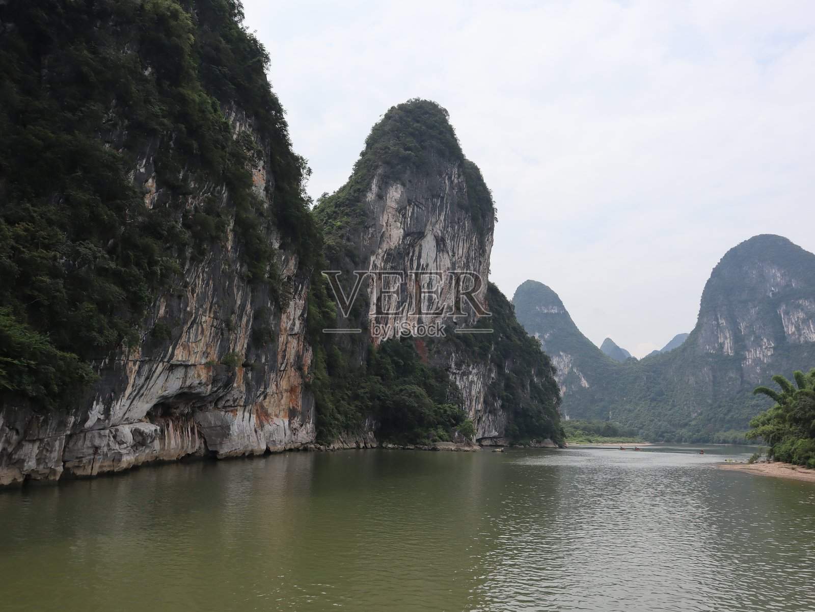 宁静的漓江蜿蜒穿过郁郁葱葱的喀斯特地貌，桂林，广西，中国照片摄影图片