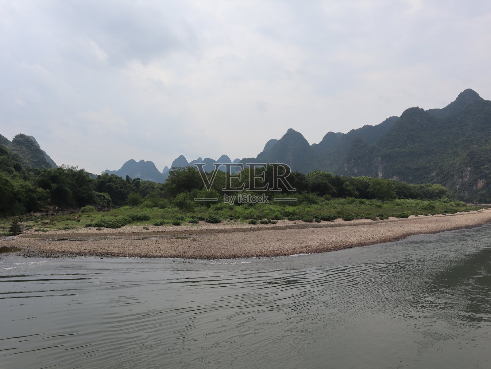 宁静的漓江蜿蜒穿过郁郁葱葱的喀斯特地貌，桂林，广西，中国照片摄影图片