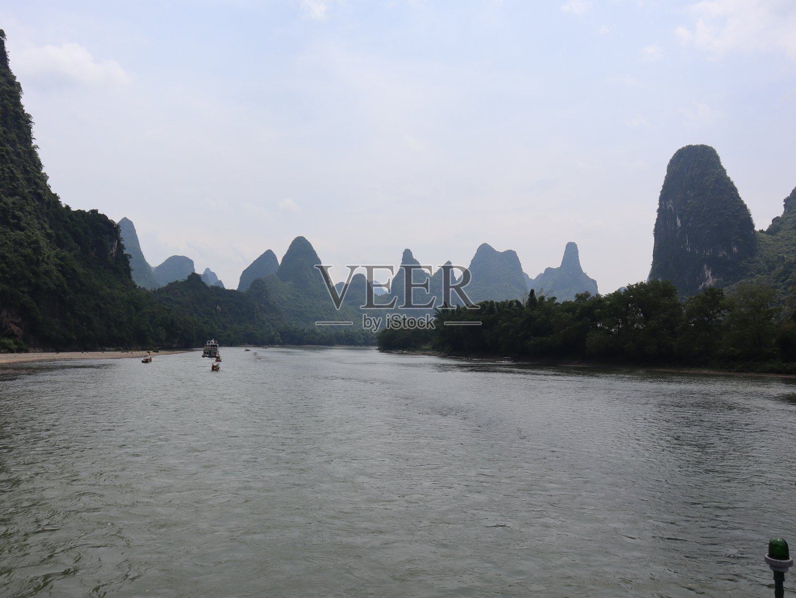 宁静的漓江蜿蜒穿过郁郁葱葱的喀斯特地貌，桂林，广西，中国照片摄影图片