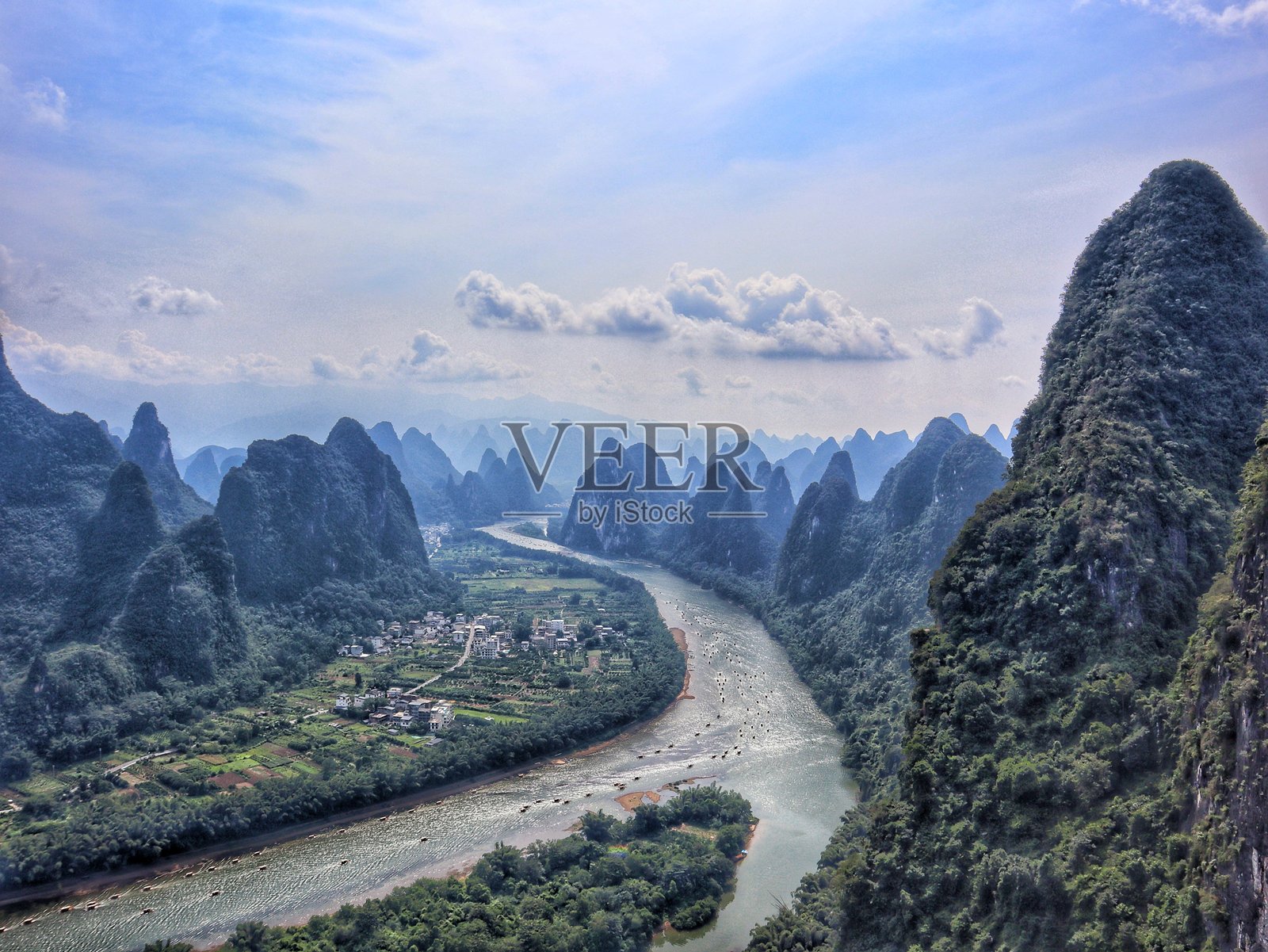 宁静的漓江蜿蜒穿过郁郁葱葱的喀斯特地貌，桂林，广西，中国照片摄影图片