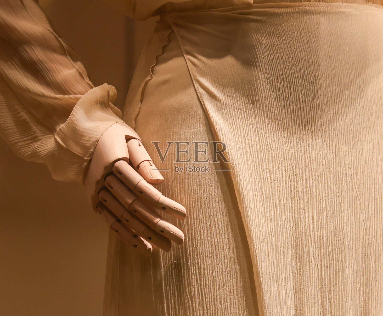 一个模特穿着一件裙子照片摄影图片