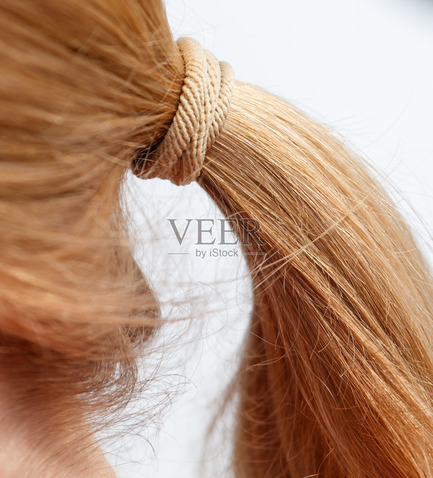 一个金发女孩扎着马尾辫照片摄影图片