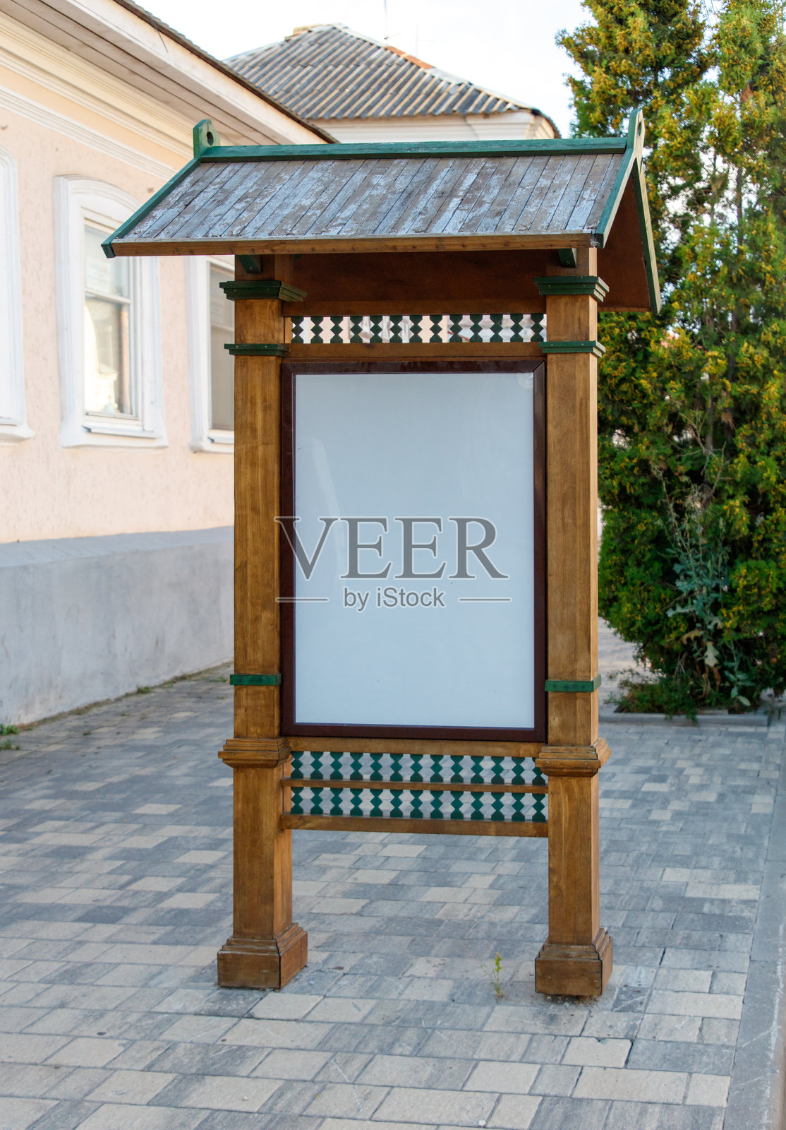 一块白色背景和绿色边框的木制标牌照片摄影图片