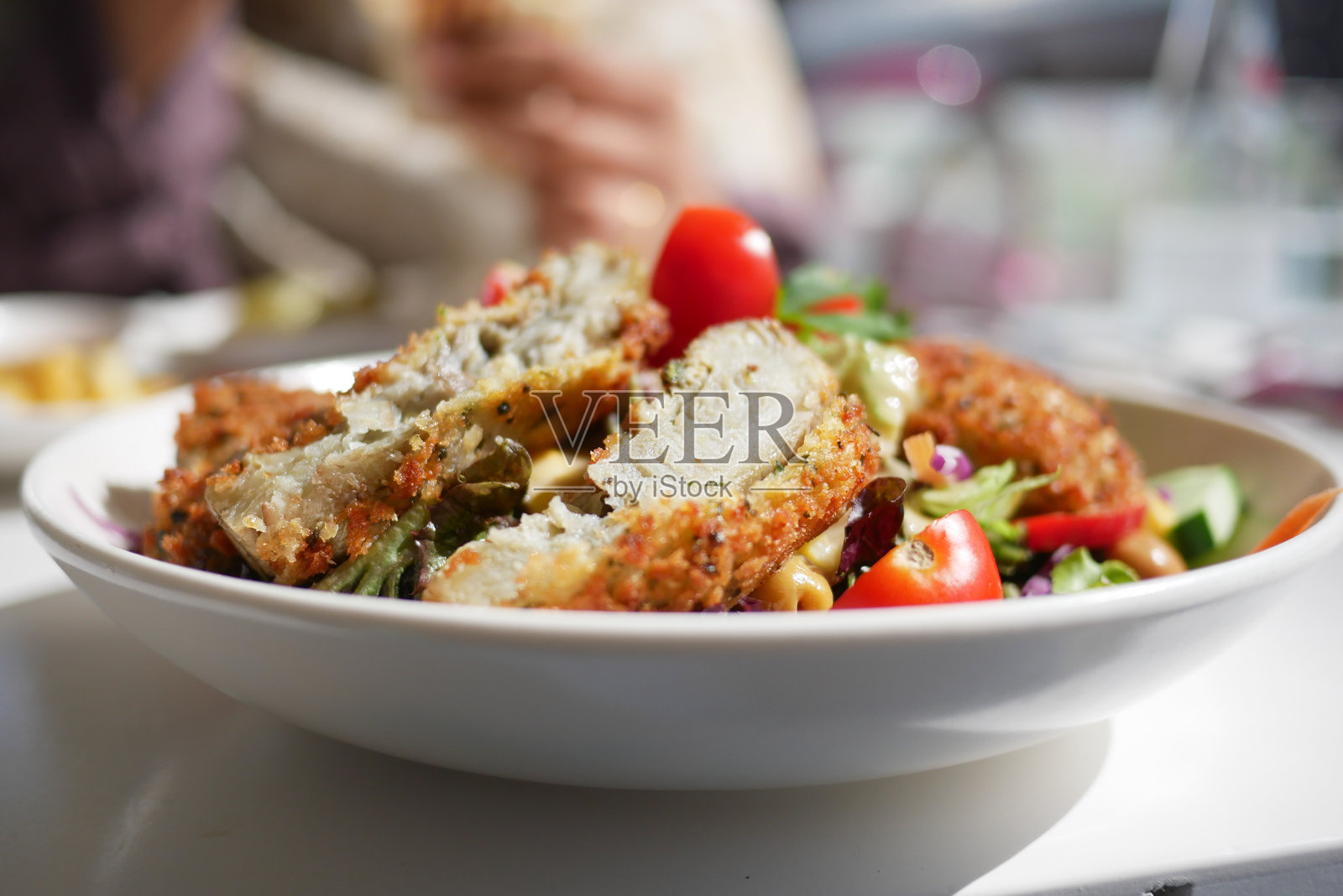 脆皮炸食与新鲜蔬菜一起摆放在餐桌上照片摄影图片