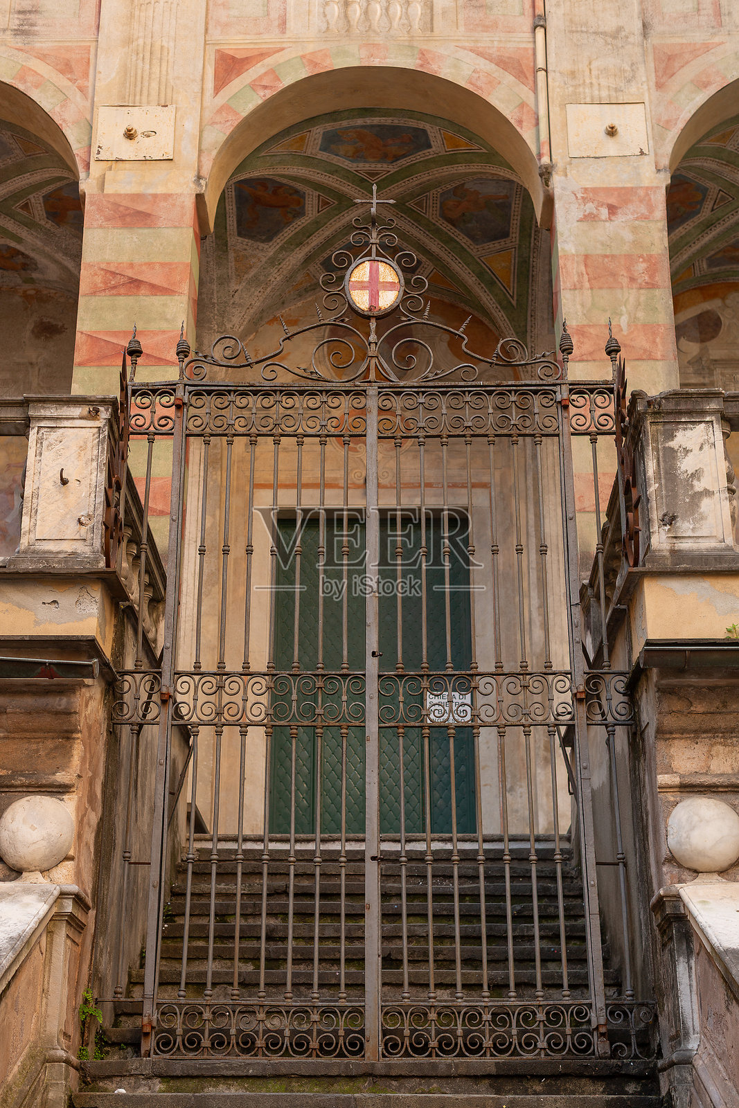 热那亚圣彼得教堂的关闭金属大门景观照片摄影图片