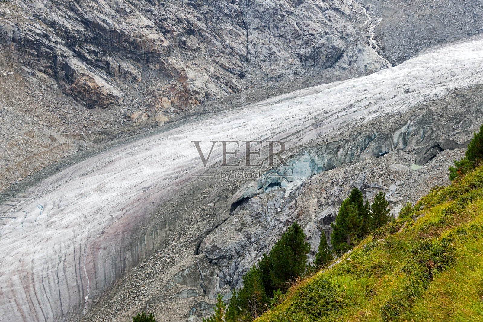 瑞士阿尔卑斯山庞特雷西纳附近的莫特拉茨冰川风景，夏日多云。照片摄影图片
