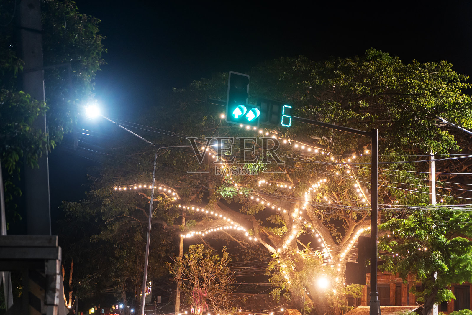 夜间亮起的绿色交通信号灯照片摄影图片